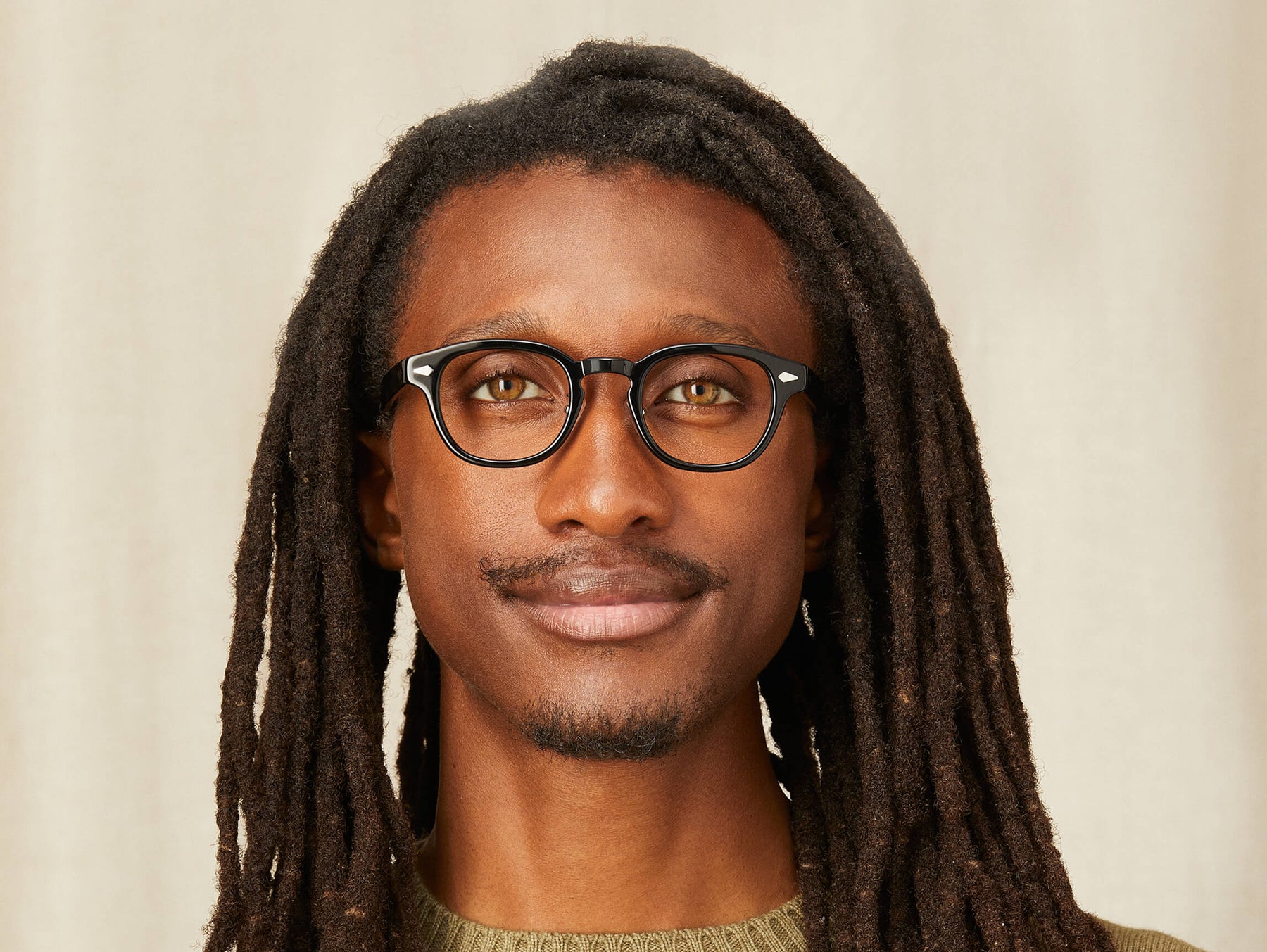 Model is wearing The LEMTOSH w/ Metal Nose Pads in size 46 in Black