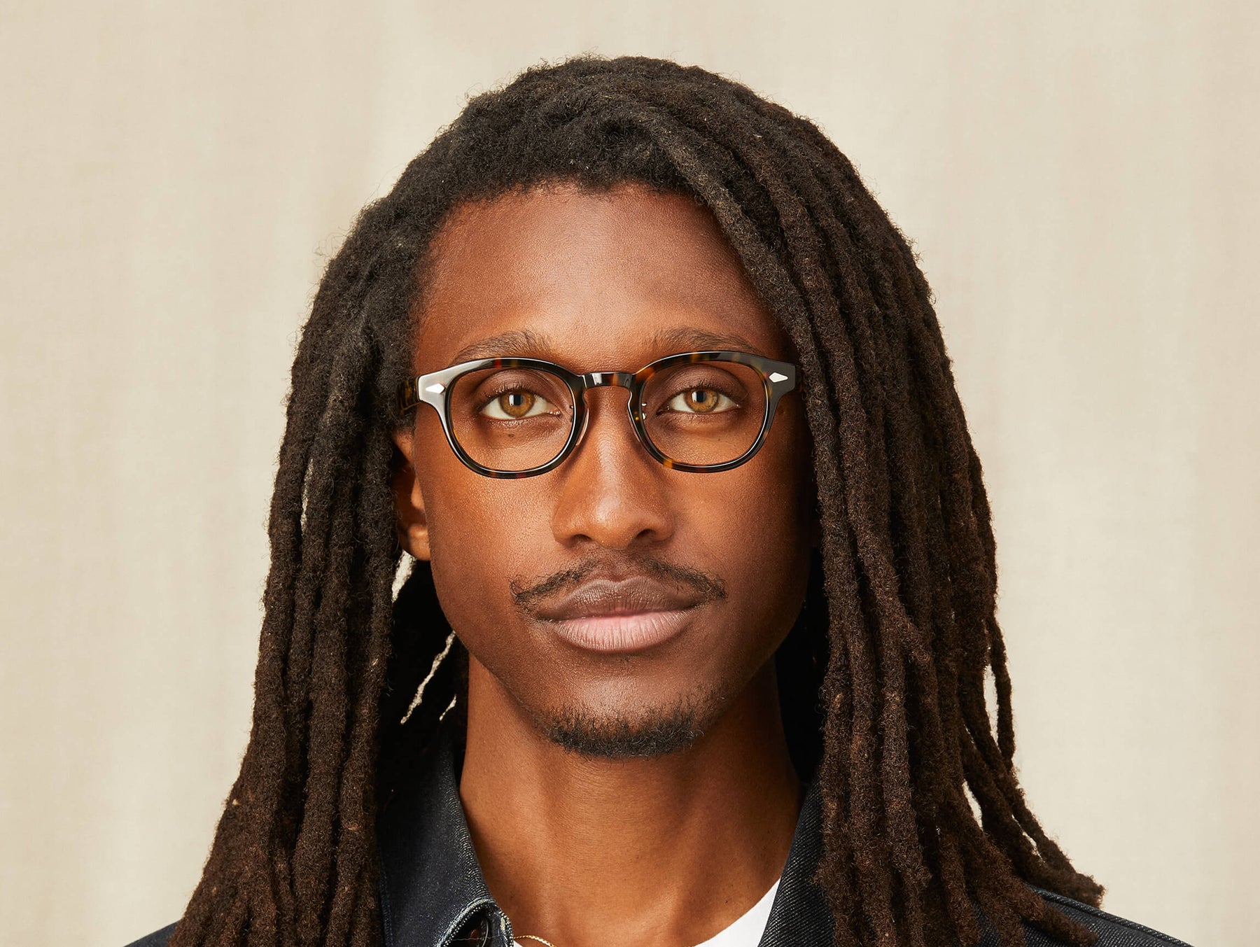 Model is wearing The LEMTOSH w/ Metal Nose Pads in size 46 in Tortoise