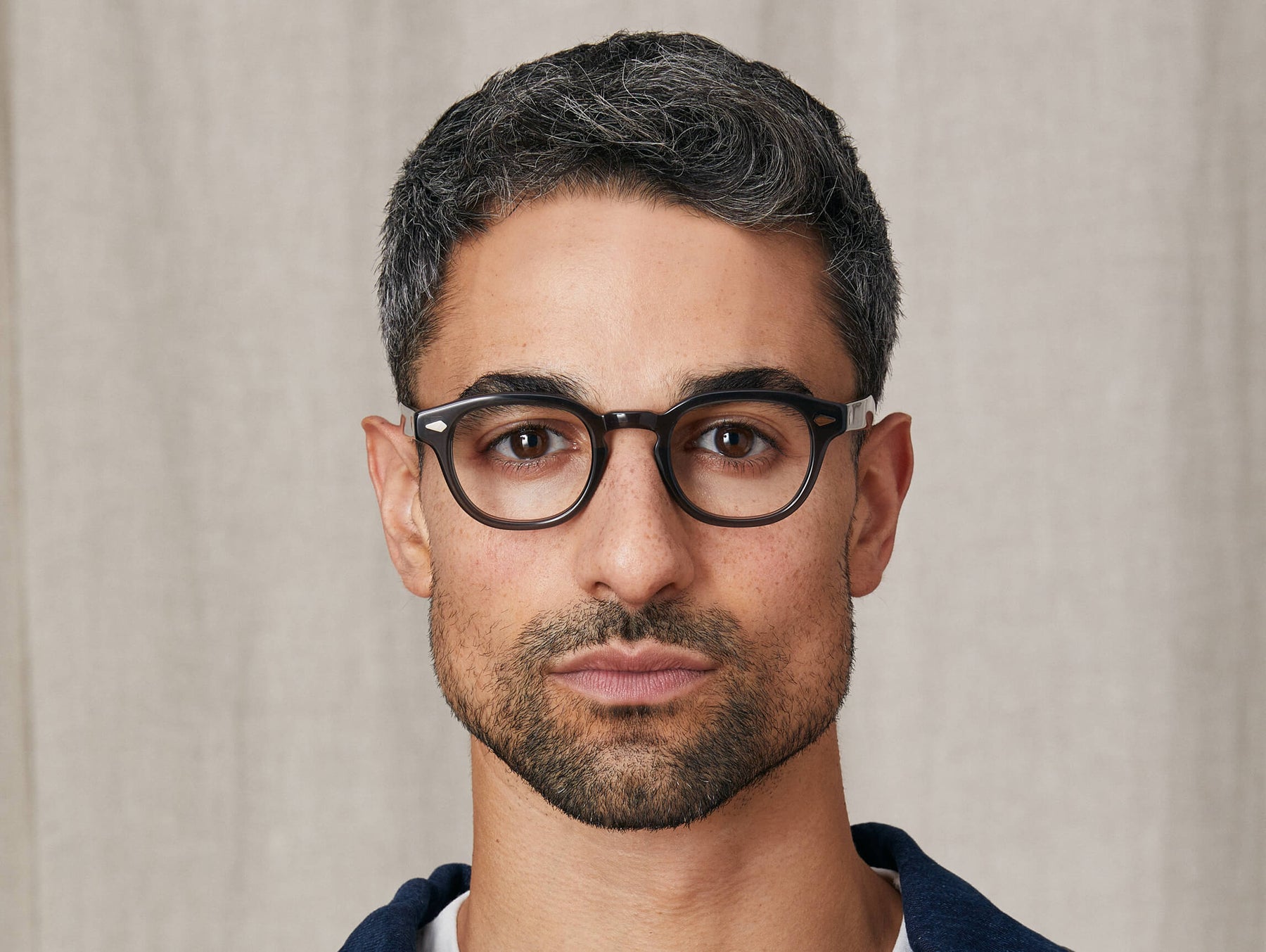 Model is wearing The LEMTOSH in size 46 in Grey