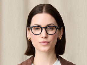 Model is wearing The LEMTOSH-TT 110 in size 46 in Navy/Gold