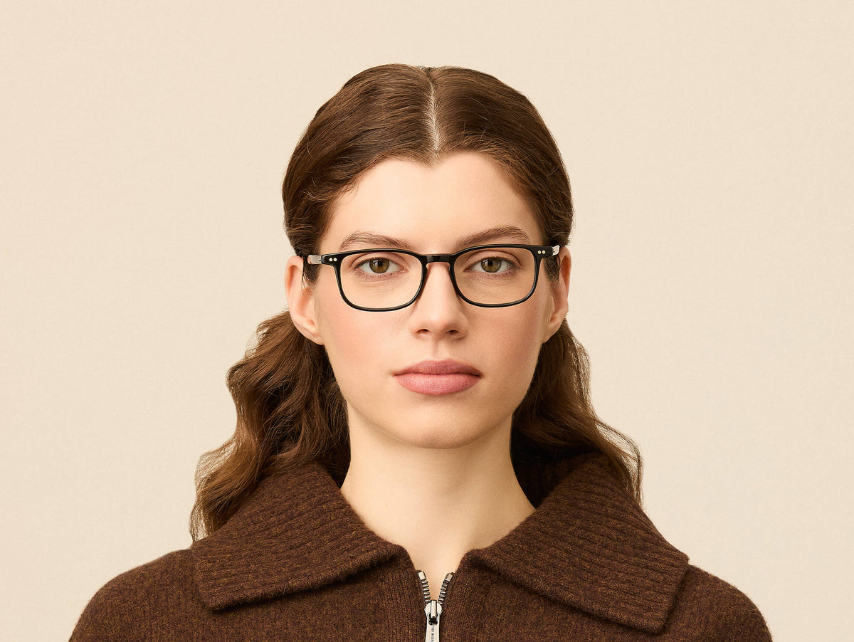 Model is wearing The LIKTIG in size 50 in Black