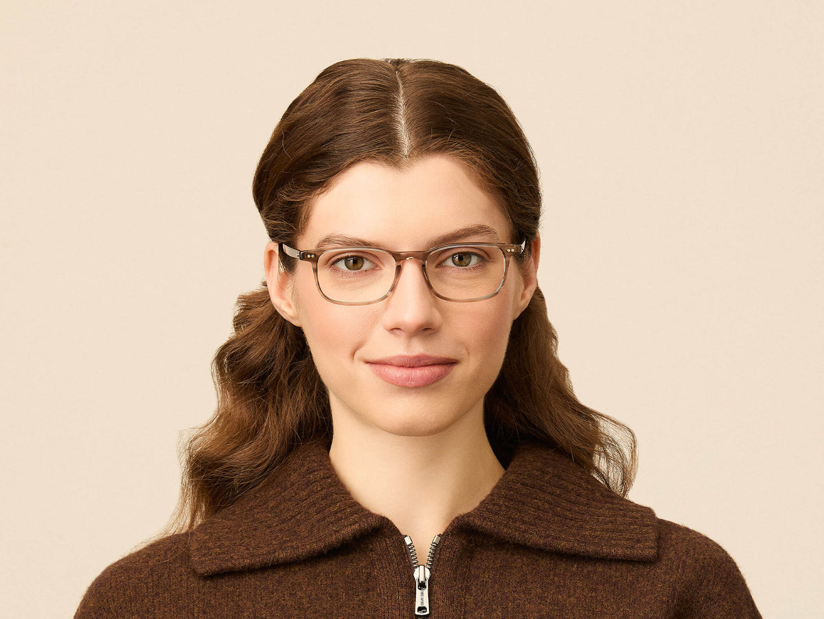 Model is wearing The LIKTIG in size 50 in Brown Ash