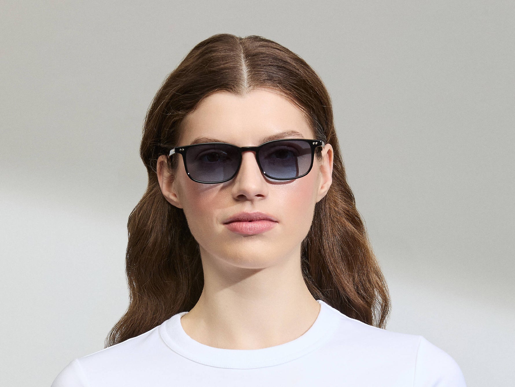 Model is wearing The LIKTIG SUN in size 53 in Black with Denim Blue Tinted Lenses
