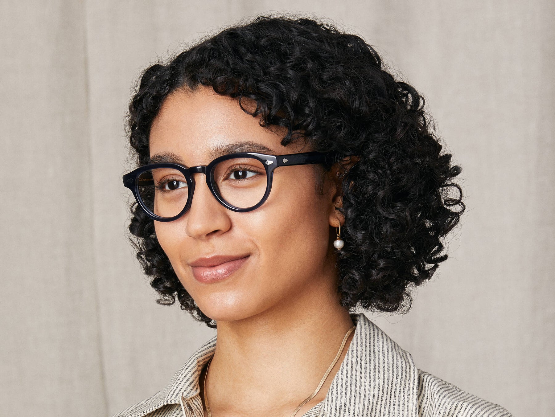 Model is wearing The MAYDELA in size 49 in Navy