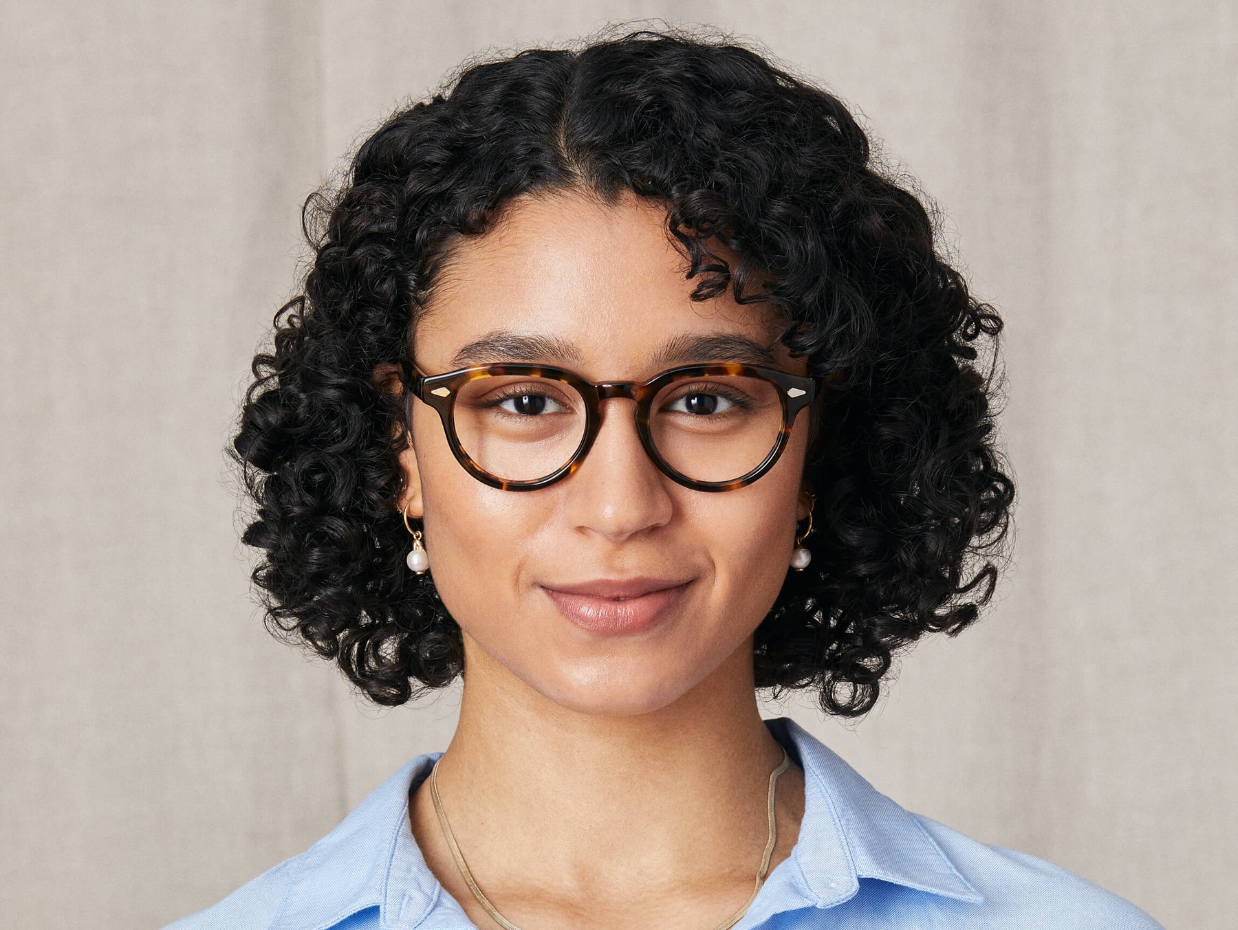 Model is wearing The MAYDELA in size 49 in Classic Havana