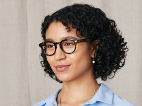 Model is wearing The MAYDELA in size 49 in Classic Havana