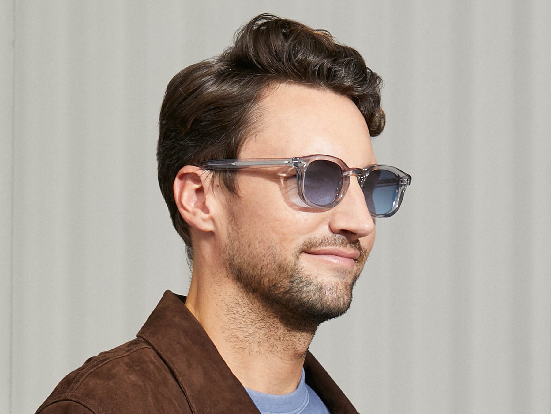 Model is wearing The MEKLER SUN in Light Grey in size 49 with Denim Blue Tinted Lenses