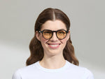 النموذج يرتدي MILTZEN in Black بالمقاس 49 مع عدسات AMBER+