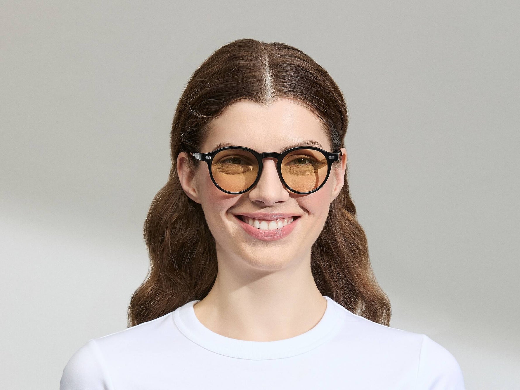 النموذج يرتدي MILTZEN in Black بالمقاس 49 مع عدسات AMBER+