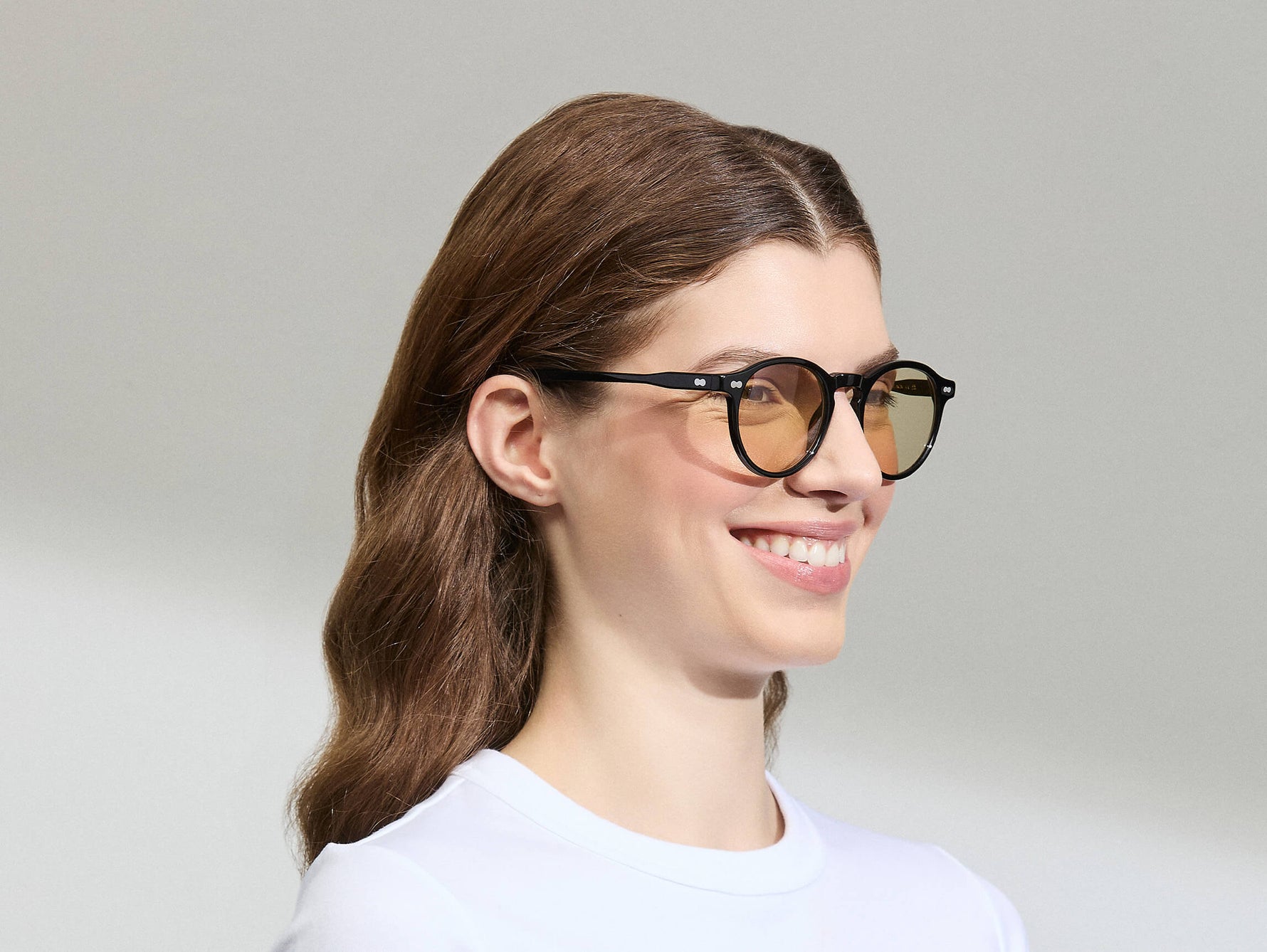 النموذج يرتدي MILTZEN in Black بالمقاس 49 مع عدسات AMBER+