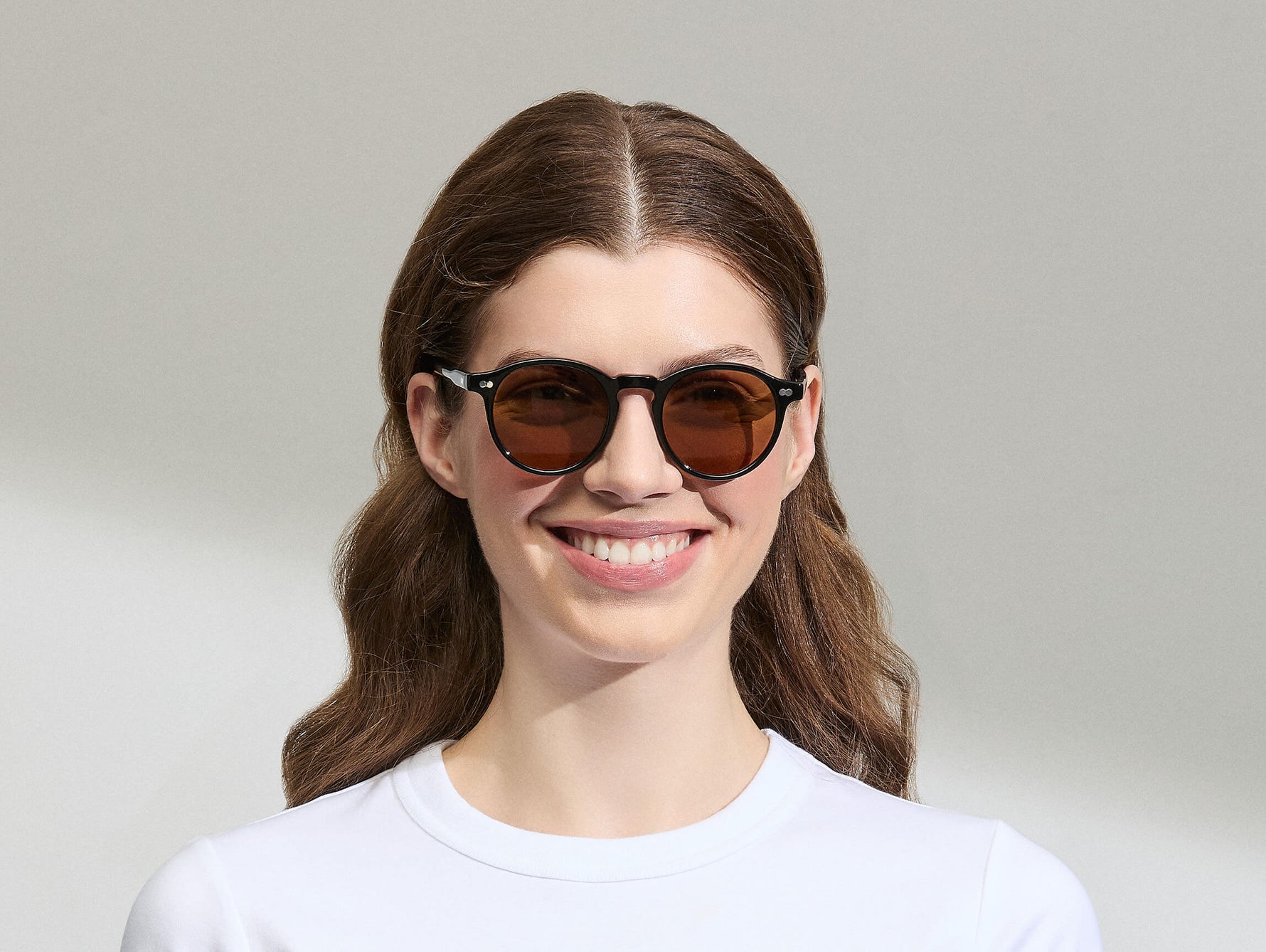 النموذج يرتدي MILTZEN in Black بالمقاس 49 مع عدسات AMBER+