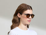 النموذج يرتدي MILTZEN in Black بالمقاس 49 مع عدسات AMBER+