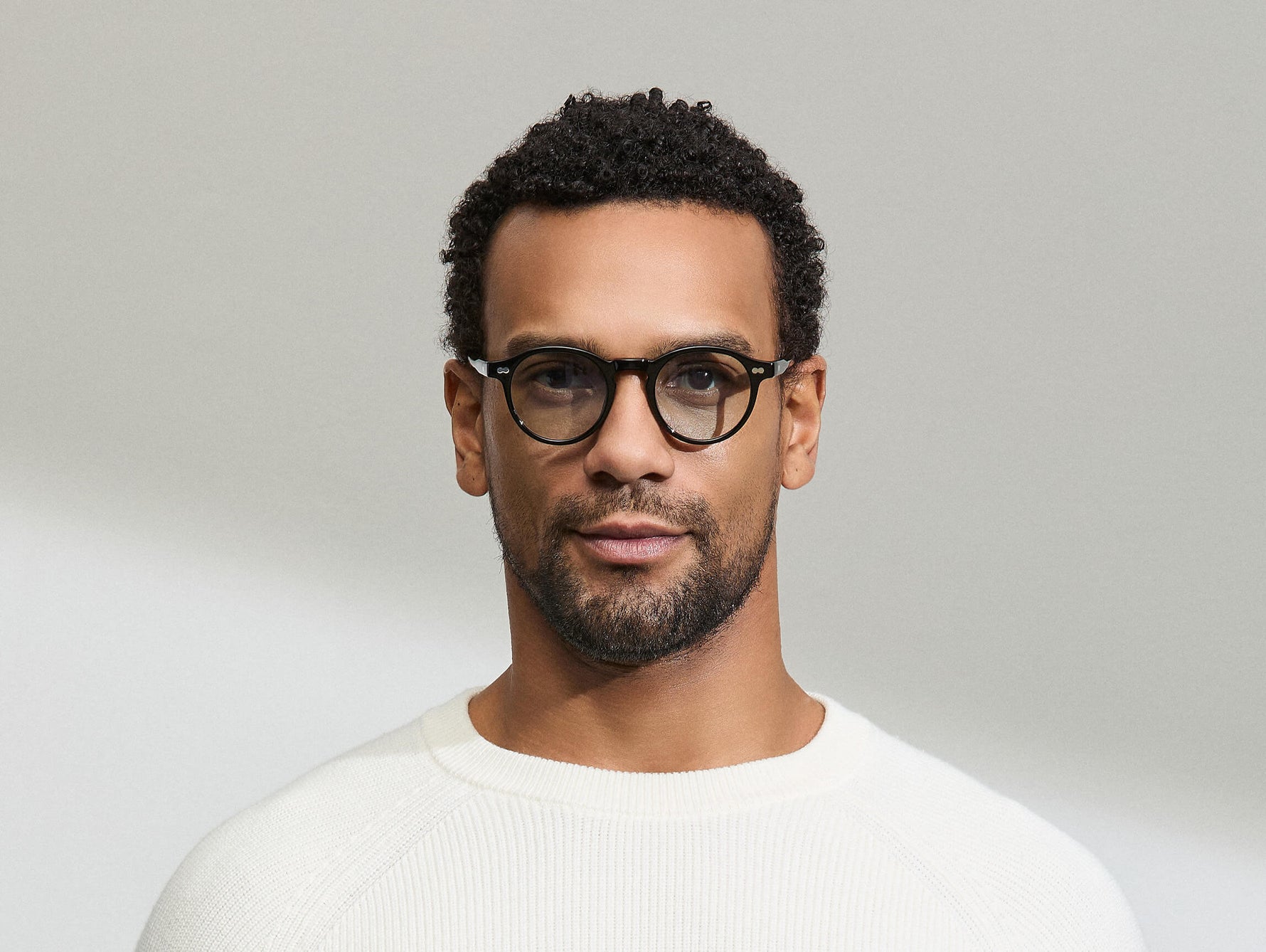 النموذج يرتدي MILTZEN in Black بالمقاس 46 مع عدسات BLUE+