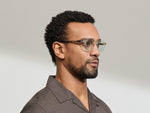 النموذج يرتدي MILTZEN في لون Citron/Tortoise بالمقاس 46 مع عدسات BLUE+