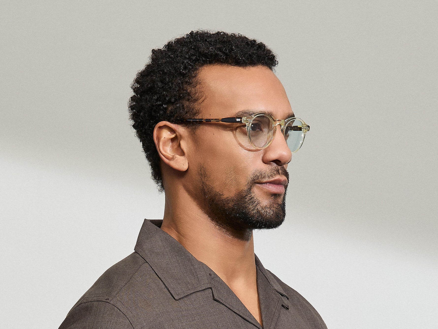 النموذج يرتدي MILTZEN في لون Citron/Tortoise بالمقاس 46 مع عدسات BLUE+