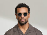 النموذج يرتدي MILTZEN في لون Citron/Tortoise بالمقاس 46 مع عدسات BLUE+