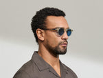 النموذج يرتدي MILTZEN في لون Citron/Tortoise بالمقاس 46 مع عدسات BLUE+