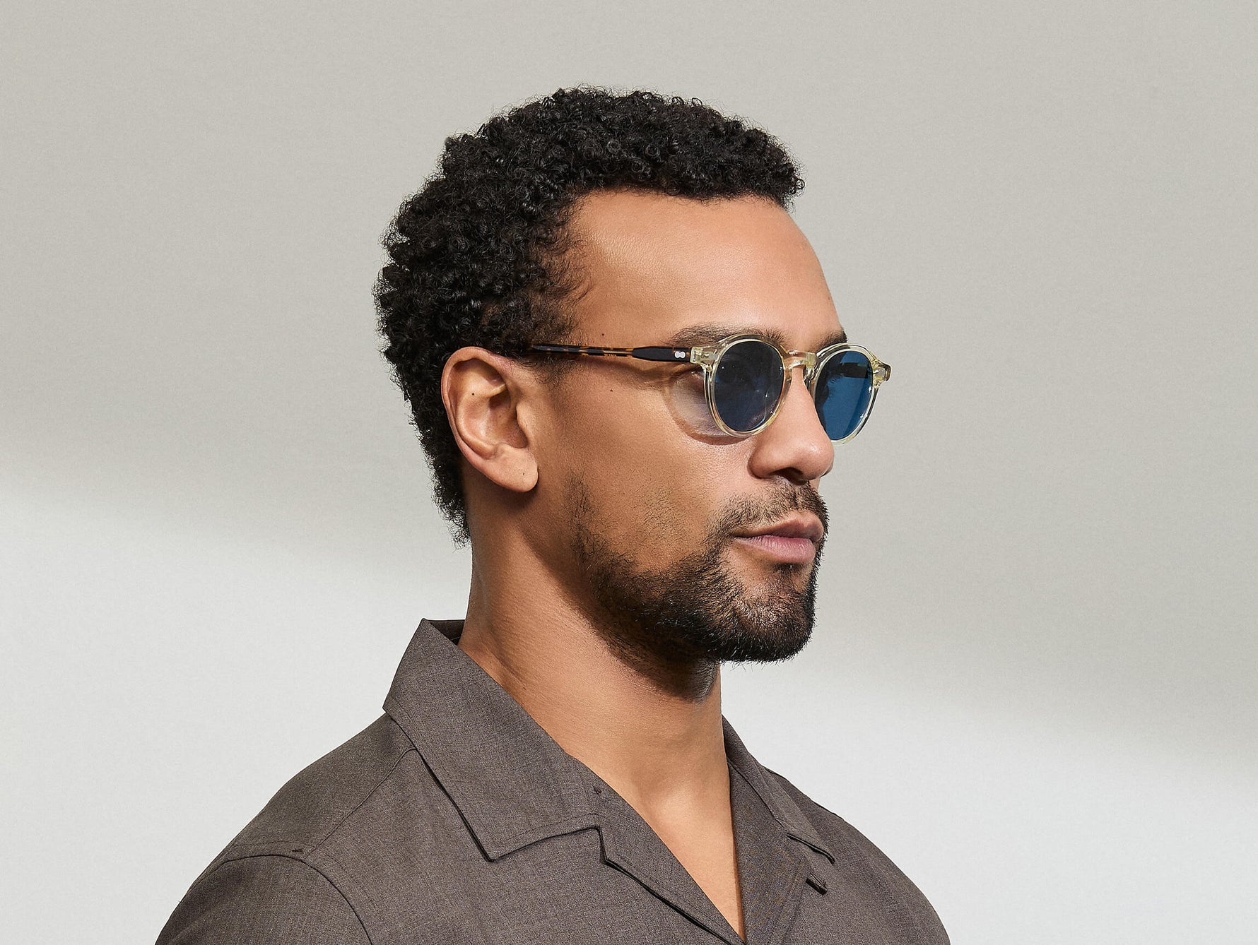 النموذج يرتدي MILTZEN في لون Citron/Tortoise بالمقاس 46 مع عدسات BLUE+