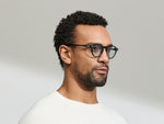 النموذج يرتدي MILTZEN in Black بالمقاس 46 مع عدسات BLUE+