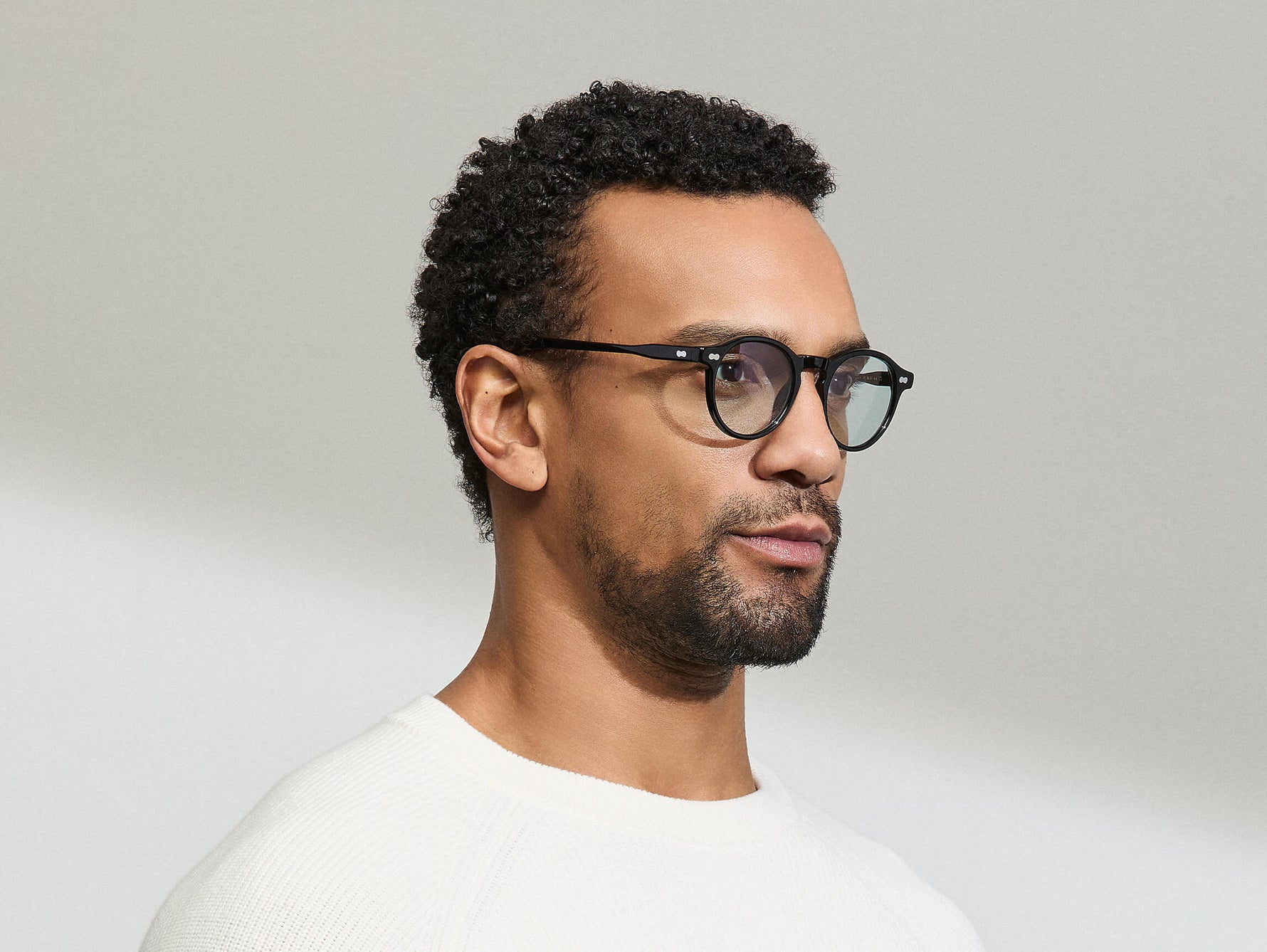 النموذج يرتدي MILTZEN in Black بالمقاس 46 مع عدسات BLUE+