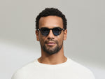النموذج يرتدي MILTZEN in Black بالمقاس 46 مع عدسات BLUE+