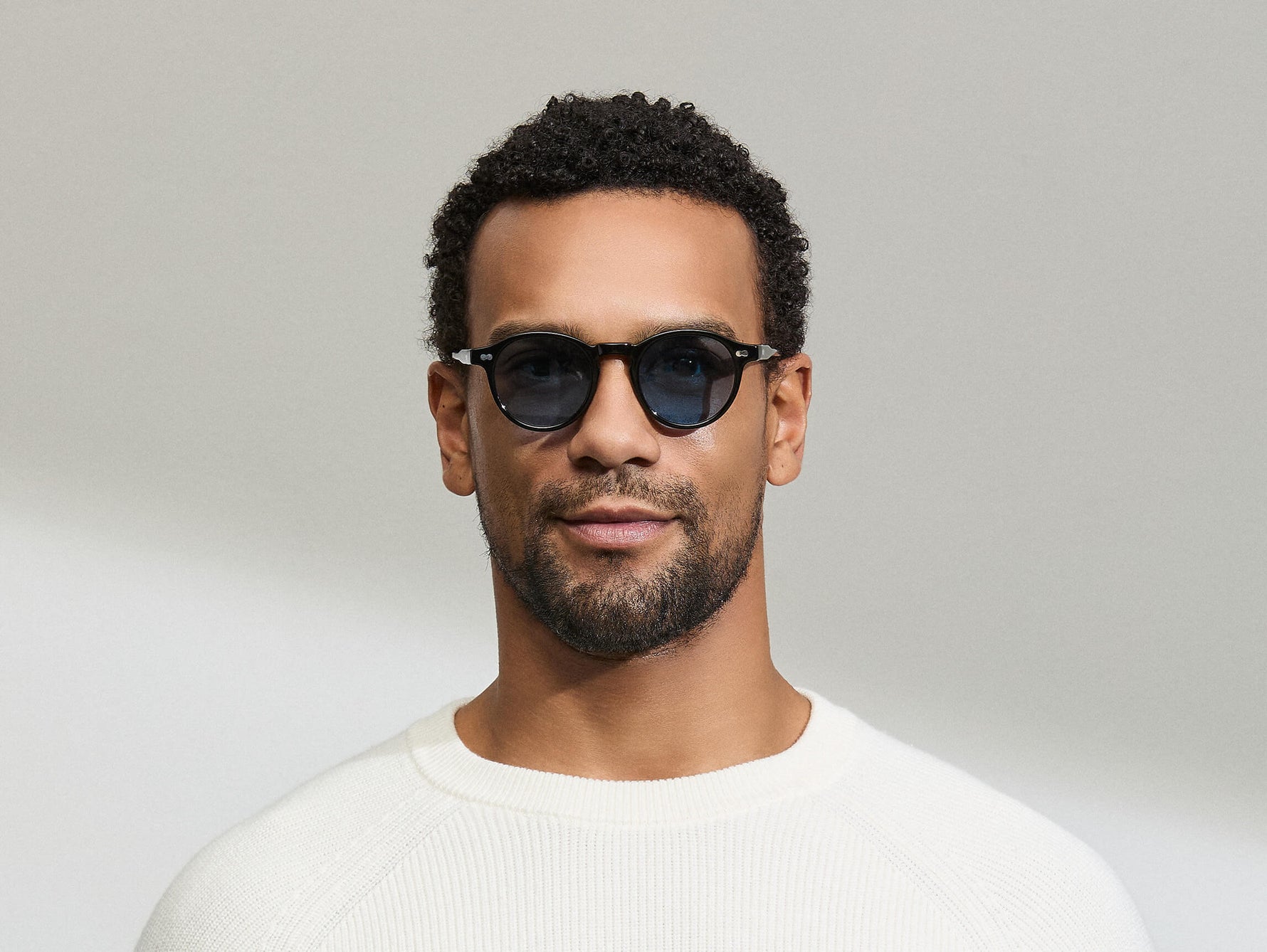 النموذج يرتدي MILTZEN in Black بالمقاس 46 مع عدسات BLUE+