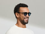 النموذج يرتدي MILTZEN in Black بالمقاس 46 مع عدسات BLUE+