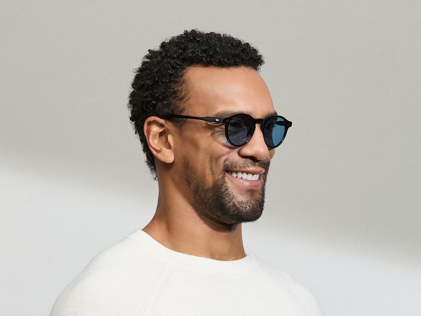 النموذج يرتدي MILTZEN in Black بالمقاس 46 مع عدسات BLUE+