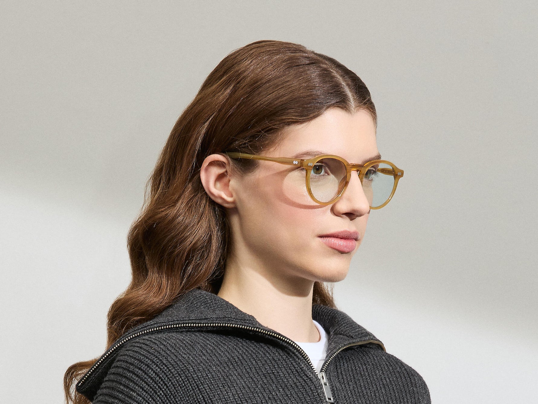 النموذج يرتدي MILTZEN بلون Blonde بمقاس 49 مع عدسات BLUE+