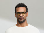 النموذج يرتدي MILTZEN in Black بالمقاس 46 مع عدسات GREEN+
