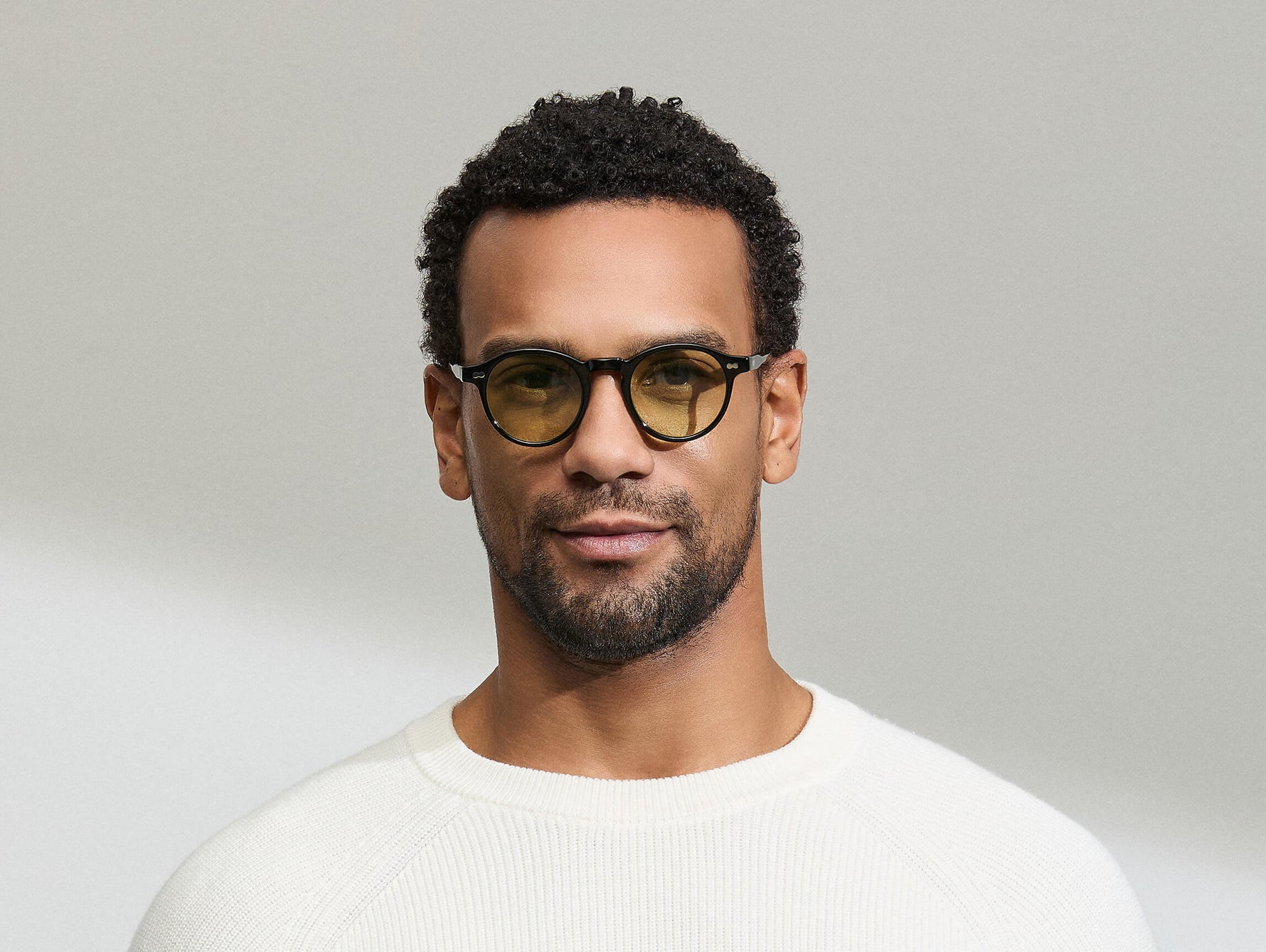 النموذج يرتدي MILTZEN in Black بالمقاس 46 مع عدسات GREEN+
