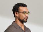 النموذج يرتدي MILTZEN في لون Citron/Tortoise بالمقاس 46 مع عدسات GREEN+