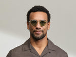 النموذج يرتدي MILTZEN في لون Citron/Tortoise بالمقاس 46 مع عدسات GREEN+