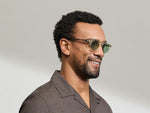 النموذج يرتدي MILTZEN في لون Citron/Tortoise بالمقاس 46 مع عدسات GREEN+