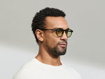النموذج يرتدي MILTZEN in Black بالمقاس 46 مع عدسات GREEN+