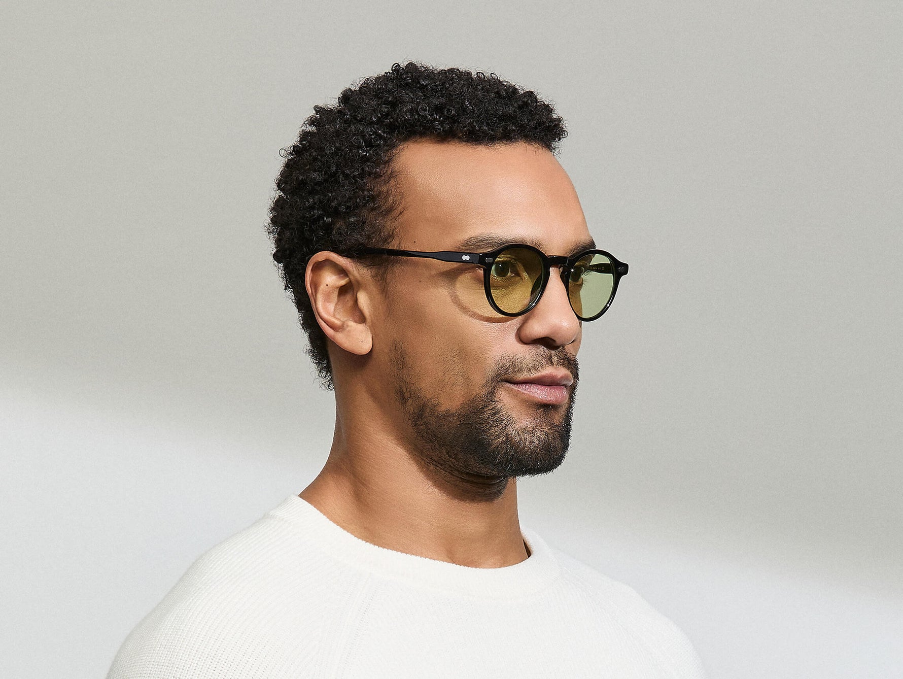 النموذج يرتدي MILTZEN in Black بالمقاس 46 مع عدسات GREEN+