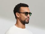 النموذج يرتدي MILTZEN in Black بالمقاس 46 مع عدسات GREEN+