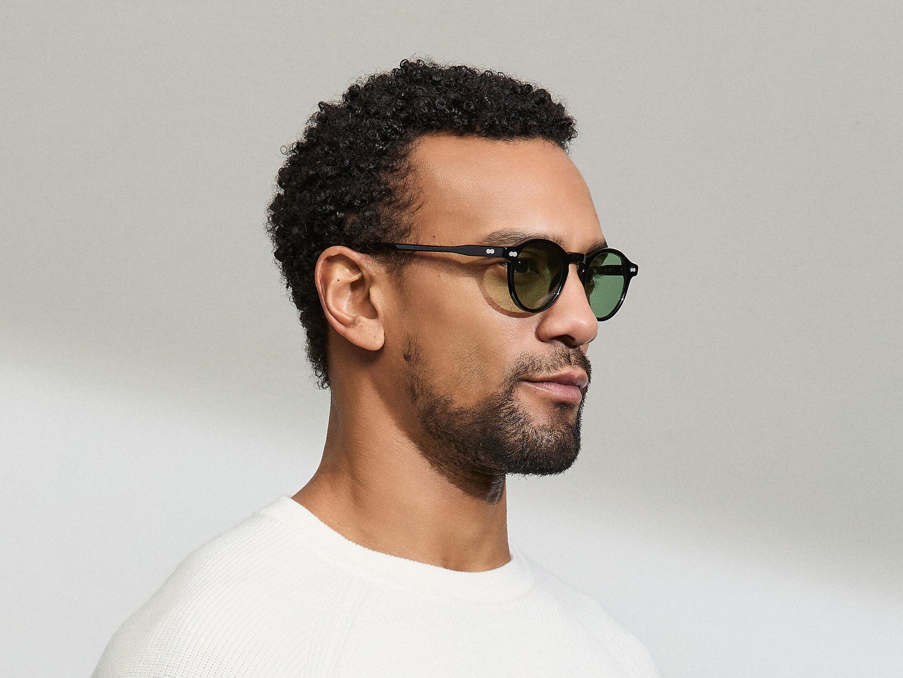 النموذج يرتدي MILTZEN in Black بالمقاس 46 مع عدسات GREEN+