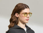 النموذج يرتدي MILTZEN بلون Blonde بمقاس 49 مع عدسات GREEN+