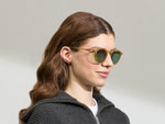 النموذج يرتدي MILTZEN بلون Blonde بمقاس 49 مع عدسات GREEN+