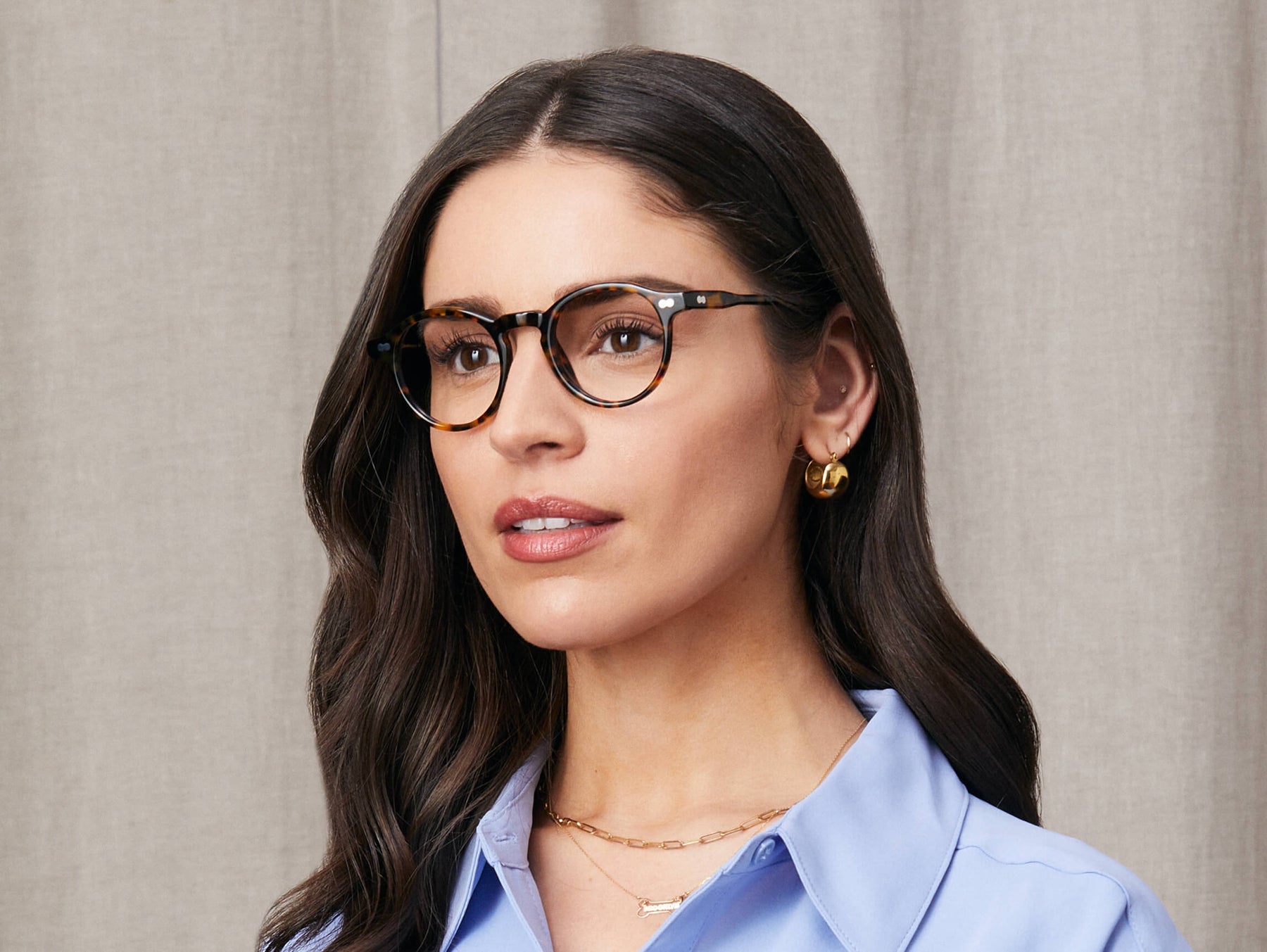 Model is wearing The MILTZEN in size 46 in Tortoise