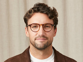 Model is wearing The MILTZEN in size 46 in Tobacco