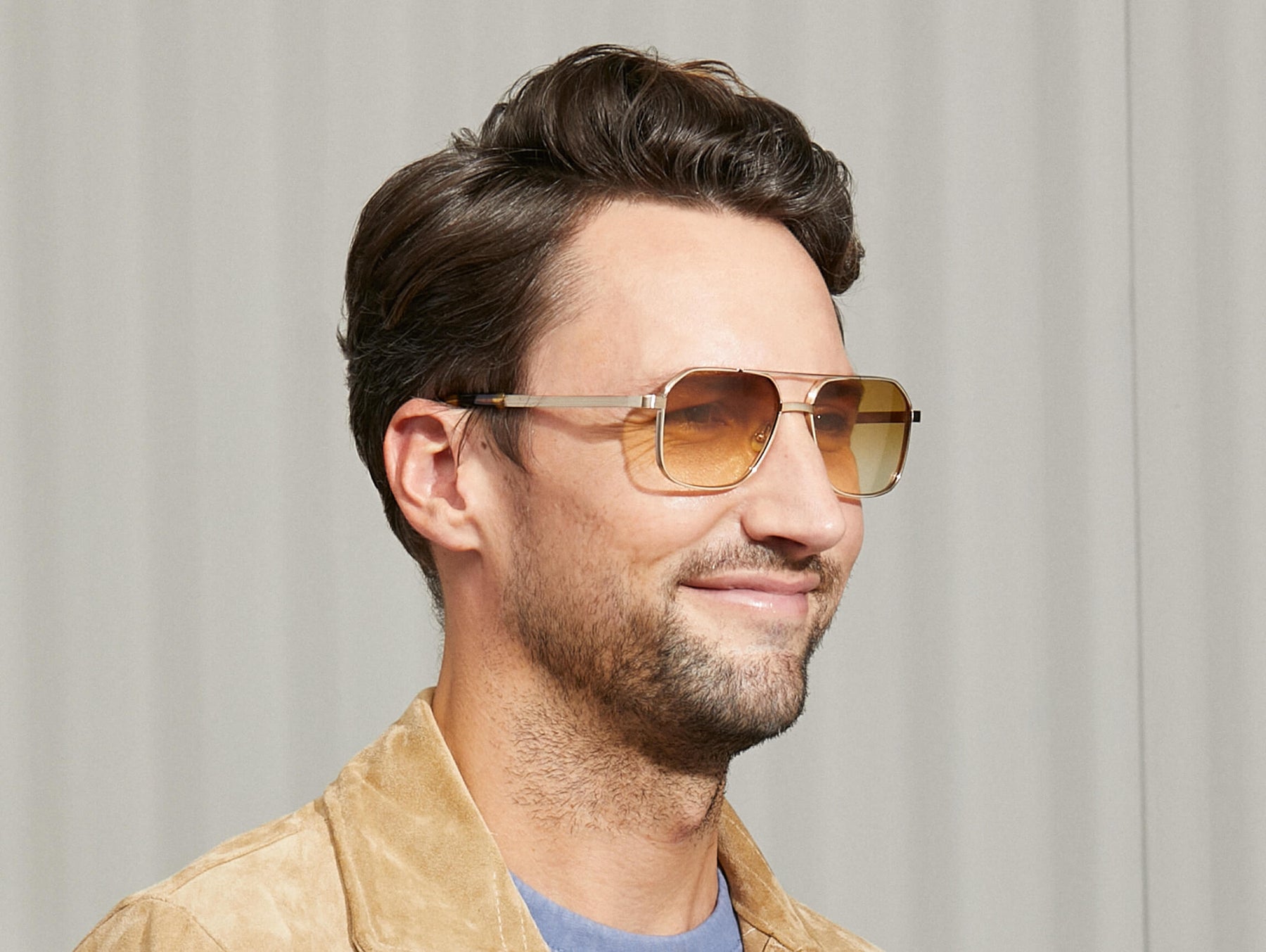 Model is wearing The MINGLE SUN in Gold in size 57 with Chestnut Fade Tinted Lenses