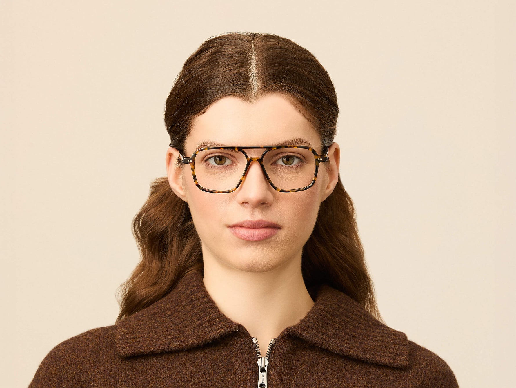 Model is wearing The MINYAN in size 54 in Tortoise