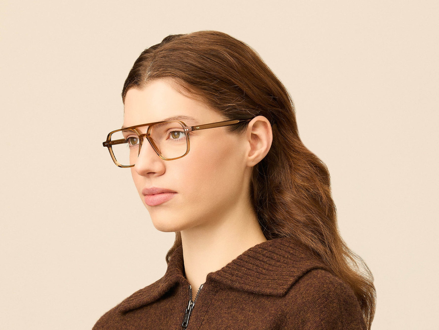 Model is wearing The MINYAN in size 54 in Cognac