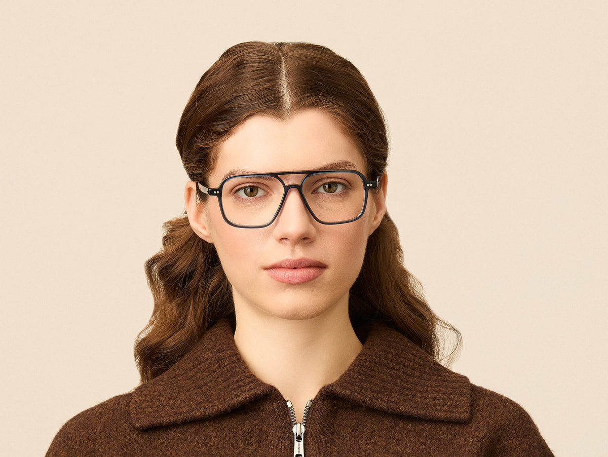 Model is wearing The MINYAN in size 54 in Navy