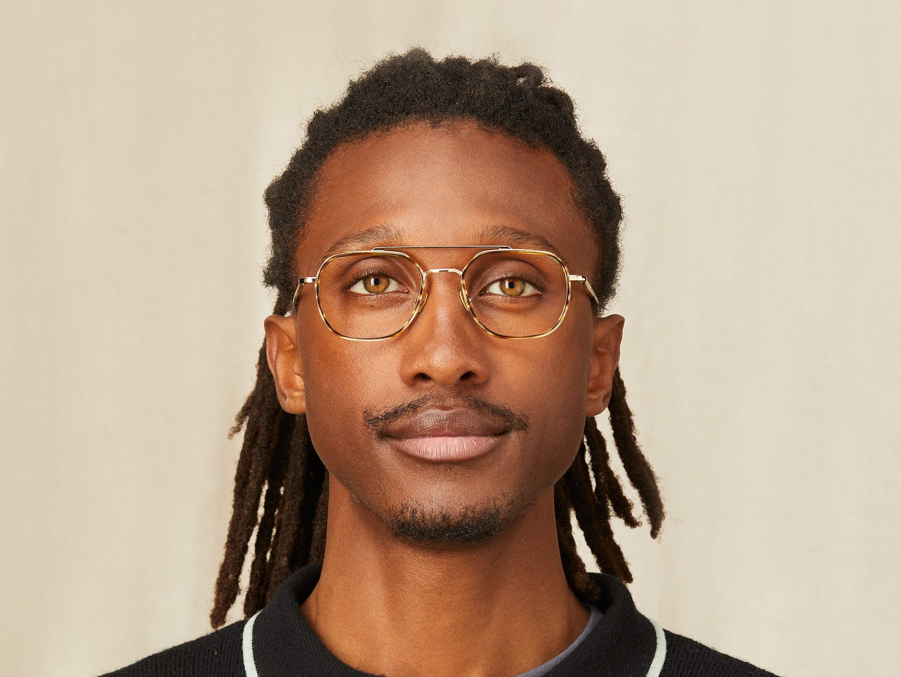 Model is wearing The MIZER in size 51 in Bamboo