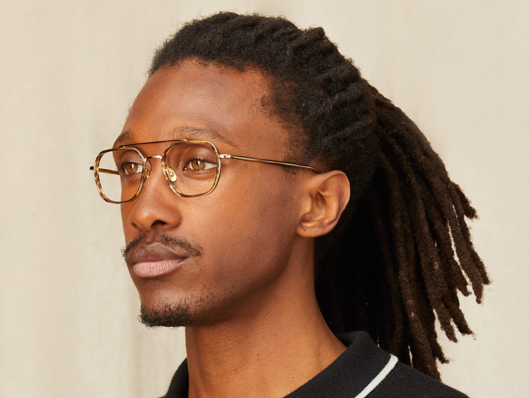 Model is wearing The MIZER in size 51 in Bamboo