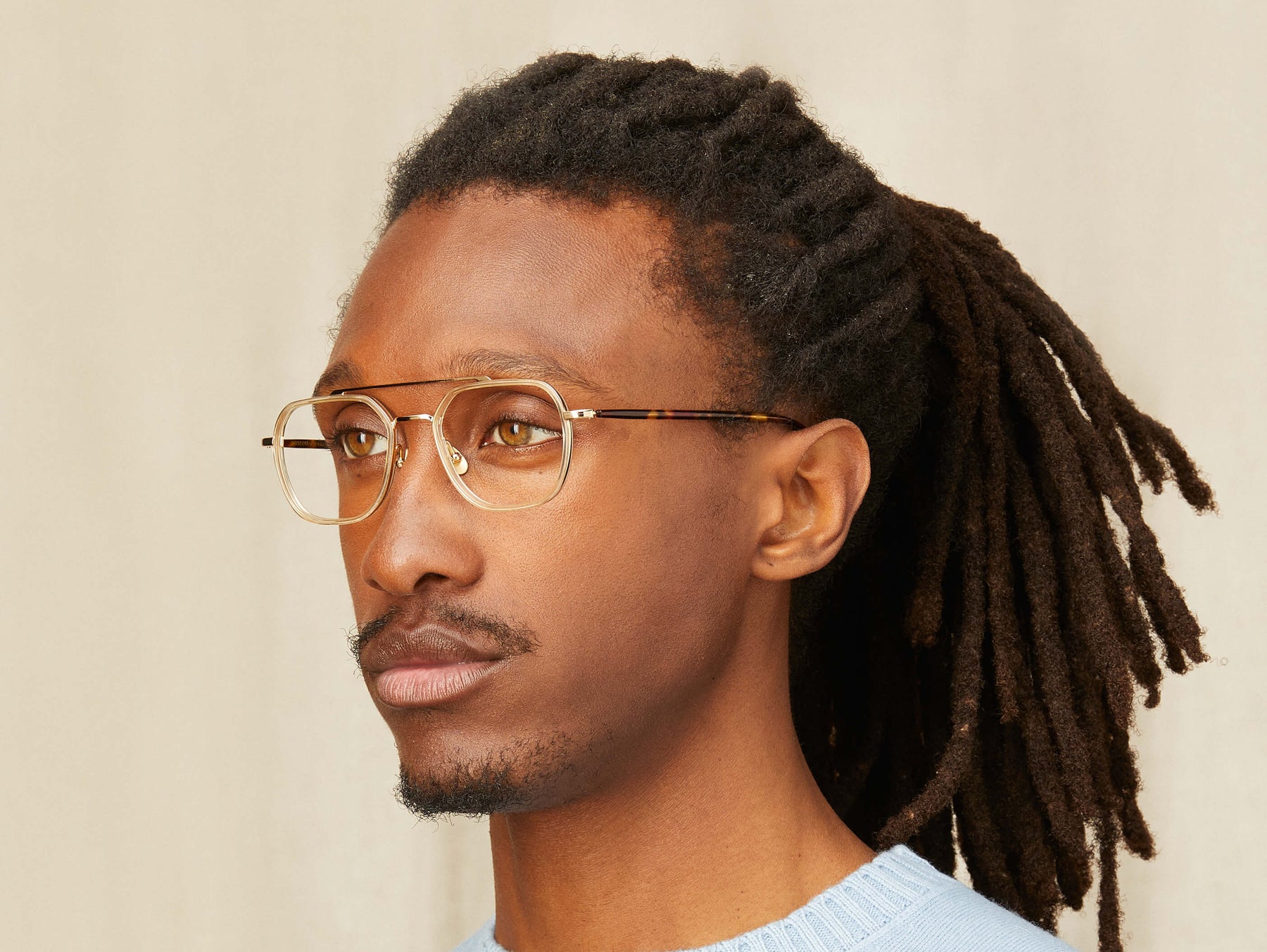 Model is wearing The MIZER in size 51 in Flesh/Tortoise