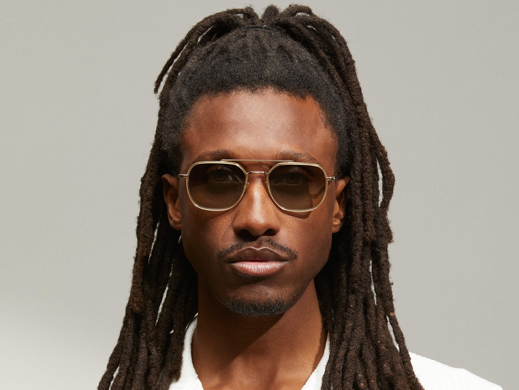 Model is wearing The MIZER SUN in size 54 in Flesh-Tortoise with Forest Wood Tinted Lenses